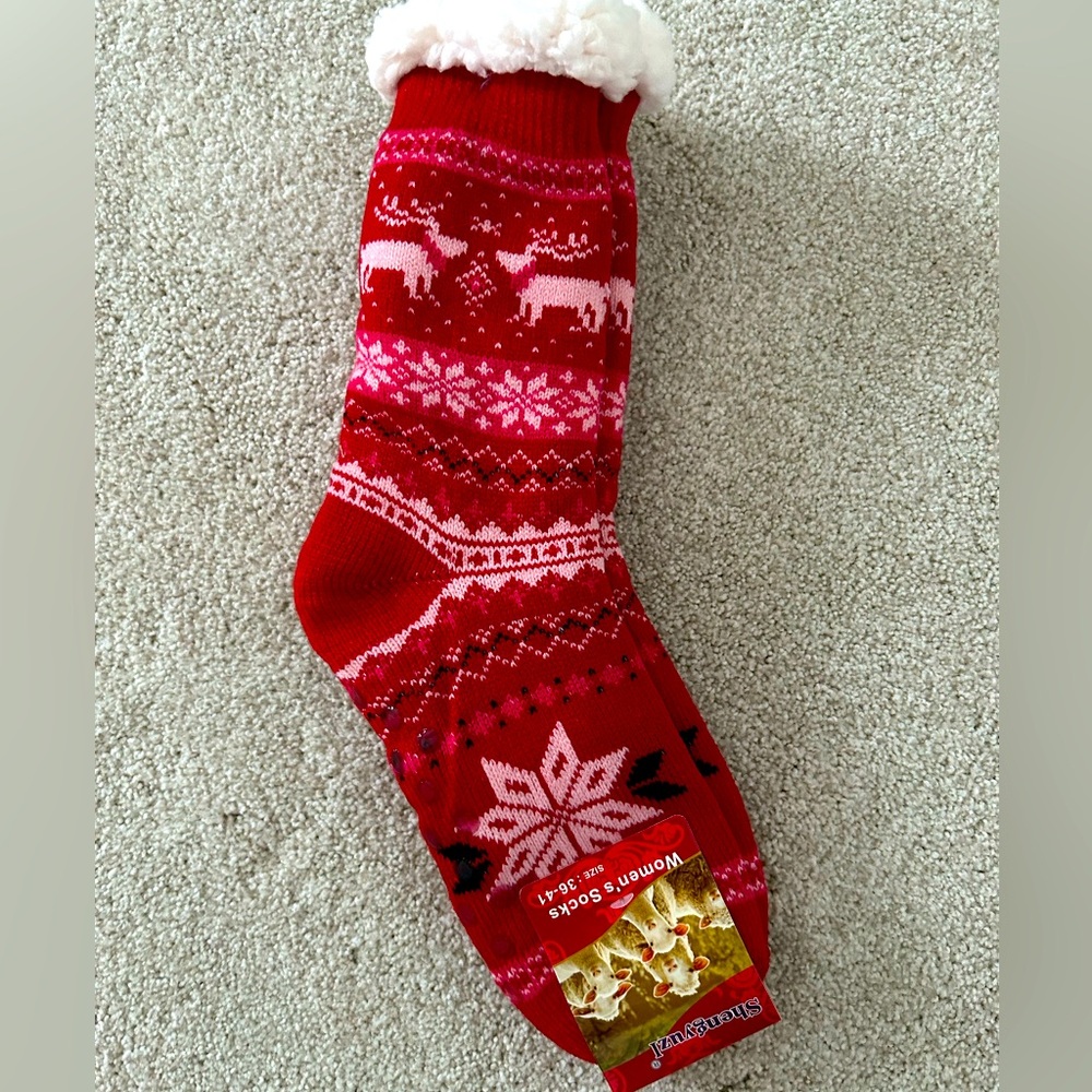 Women’s NWT Thick Red & White Winter Snowflake Grip Socks